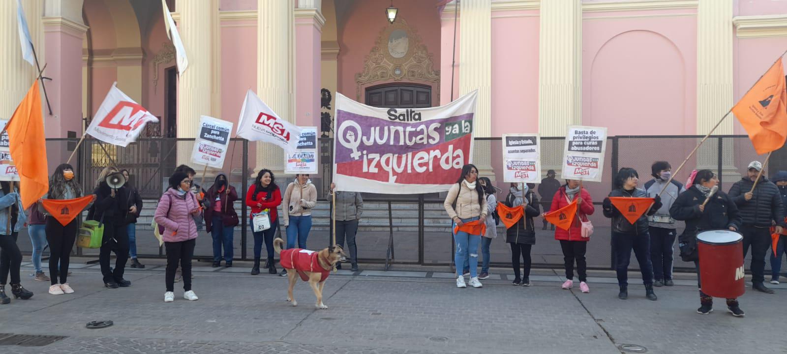 Manifestación en la Catedral en contra de la domiciliaria a Zanchetta