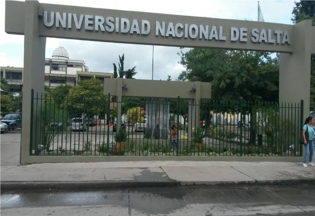 Estudiantes realizan&nbsp; un abrazo simbólico por la carrera de Medicina de la UNSa