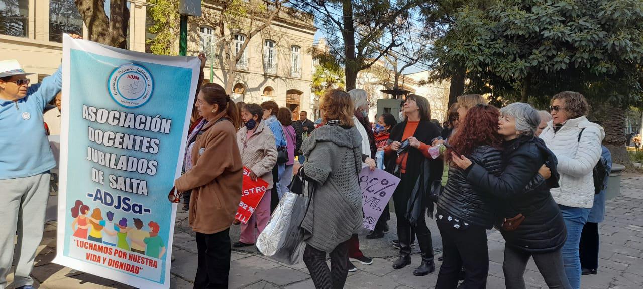 Docentes jubilados marcharon reclamando el 82% móvil  