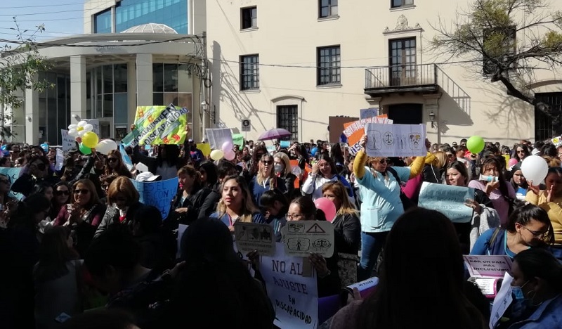 Manifestación de prestadores de discapacidad en Casa de Gobierno 