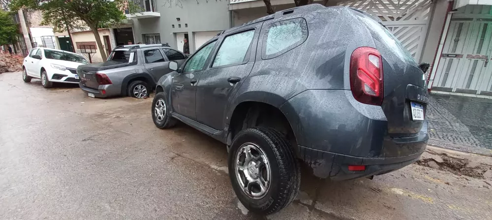 Siete autos enterrados por una obra sin señalizar: la empresa fue multada 