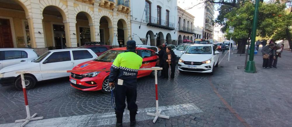 ¡Cuidado! realizan multas por estacionar cerca de la Catedral 
