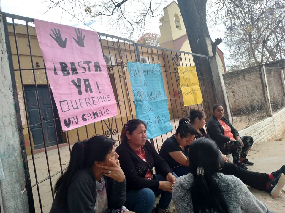 Madres tomaron una escuela en Embarcación y piden la presencia de Cánepa