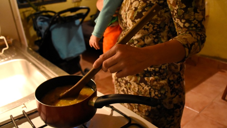 La carga del trabajo no remunerado en las mujeres las excluye del empleo formal  