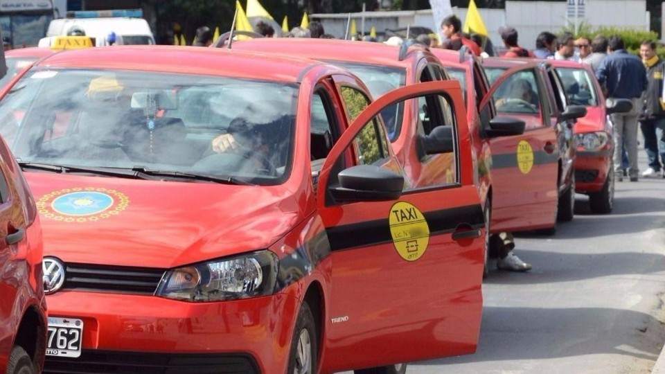 Taxistas pidieron subir a 160 pesos la bajada de bandera  