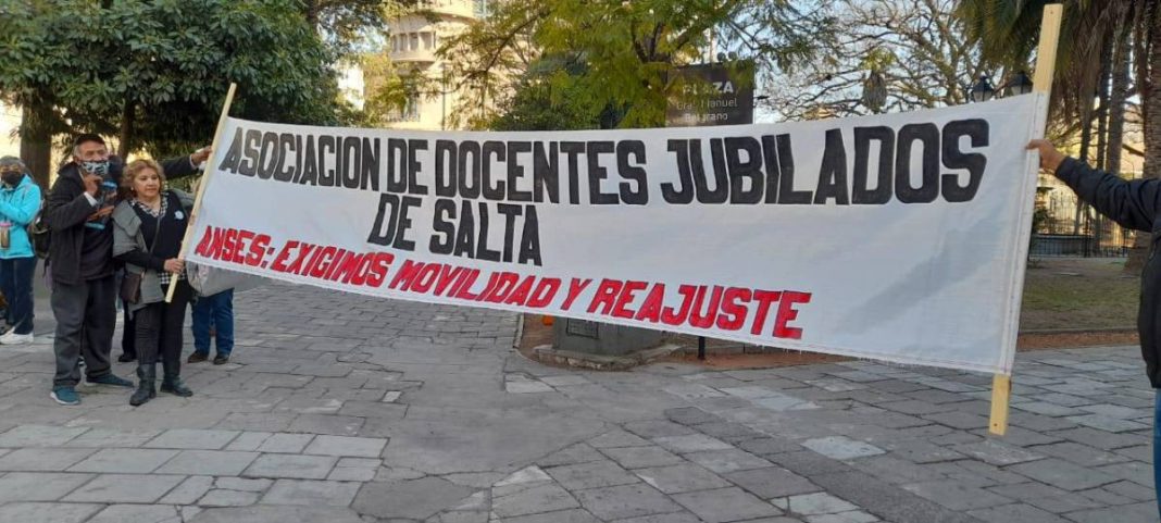 Docentes jubilados marcharán vestidos negro en reclamo al abandono de la ANSES